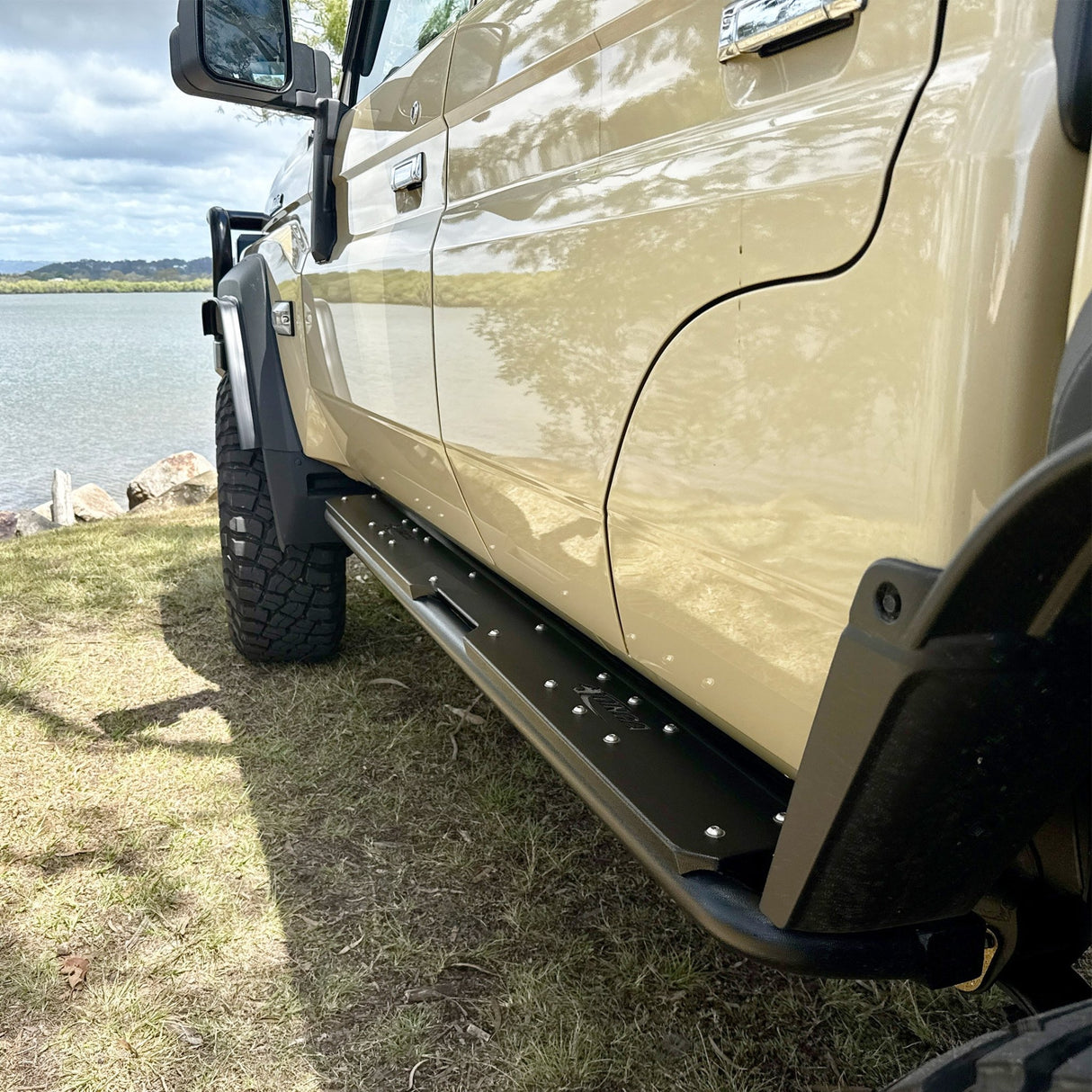 ONCA Landcruiser 79 Series Dual Cab Extreme Rock Sliders - ONCLC70ROCKSDV8DC - CapRax